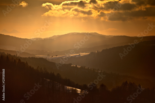 Zachód słońca zimą w górach w mieście górskim Muszyna 