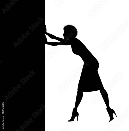 silhouette di donna che spinge una barriera