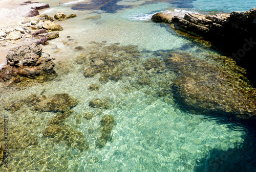 Il mare trasparente turchese si affaccia sulla spiaggia di sabbia bianca Isola di Kos Grecia