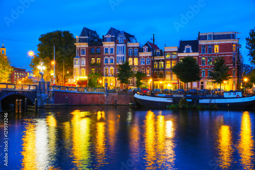 Obraz na płótnie Amsterdam city view with Amstel river w salonie
