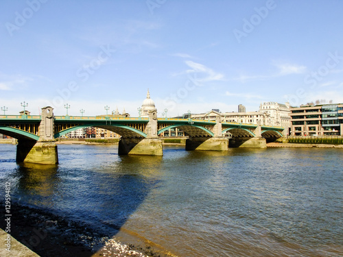 Bridge over Thames River in London © Modestas Stragys