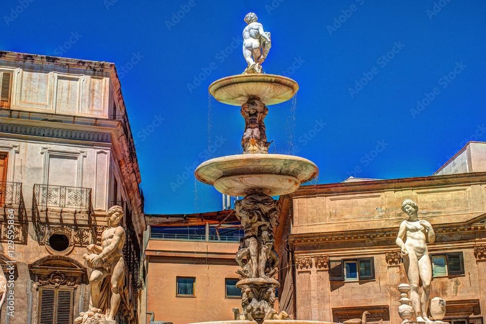 Fototapeta premium Beautiful sculpture of the famous fountain of shame on baroque Piazza Pretoria, Palermo, Sicily, Italy