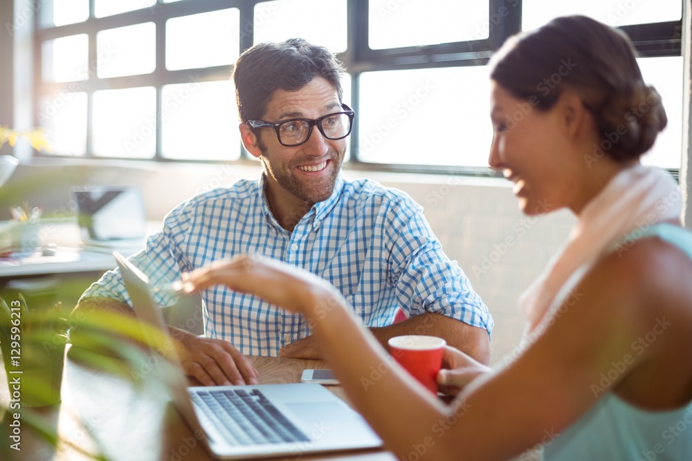 Obraz premium Business executives interacting with each other