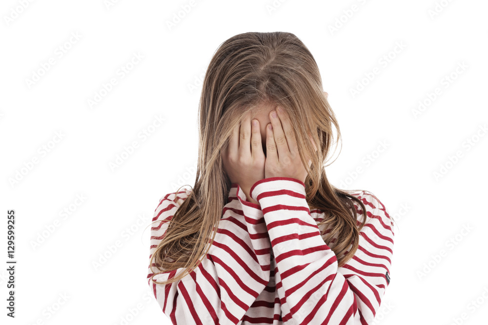 enfant fille triste pleurant enfant fille triste pleurant