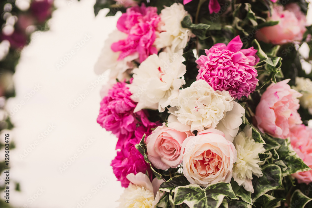 Naklejka Piękna dekoracja kwiatowa na wesele zbliżenie
