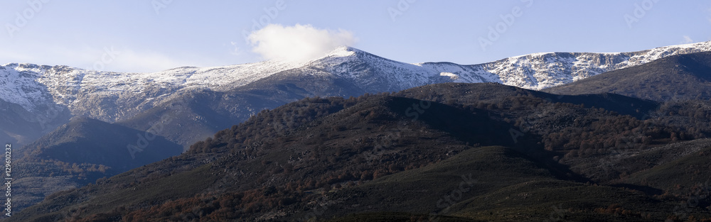 Montañas nevadas en el sistema central. Pico del moro Almanzor 