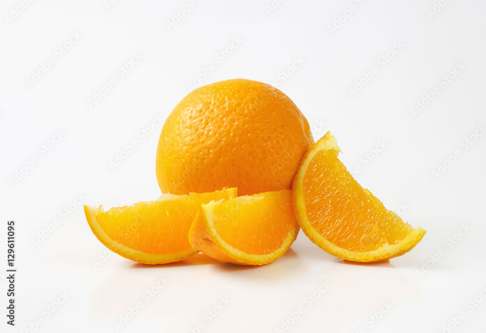 Fototapeta premium Whole orange and slices