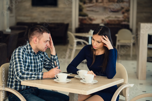 Foto Young couple arguing in a cafe