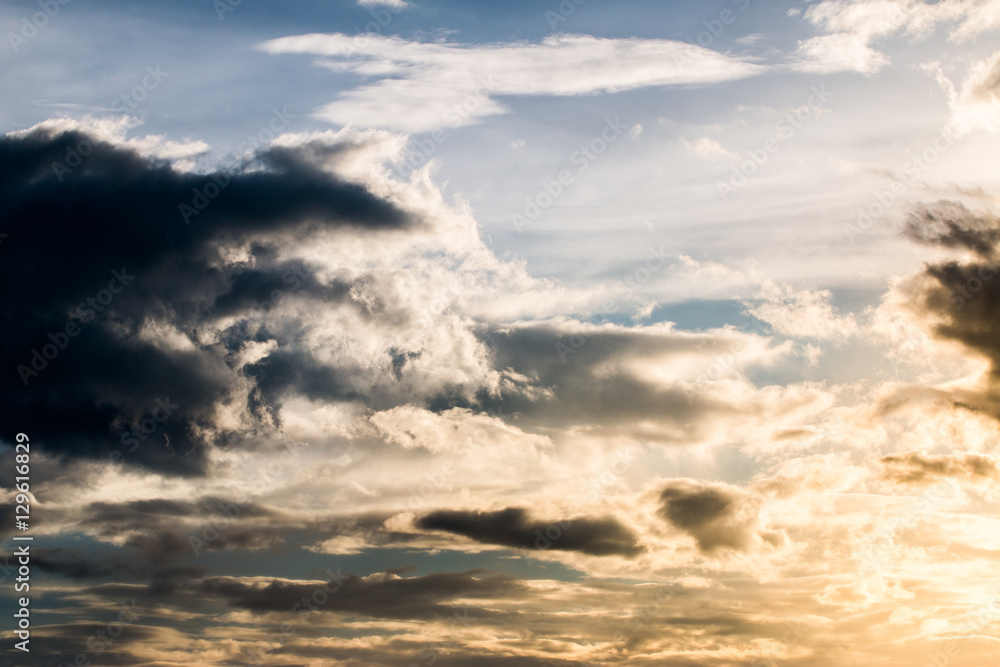 Obraz premium colorful dramatic sky with cloud at sunset