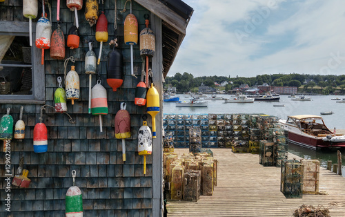 Фотография New England Lobster Fishing Dock:  Marker buoys for lobster traps decorate the side of a fishing shack on a wharf in Maine