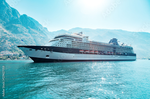 Cruise liner ship swimming at blue adriatic sea, mountains landscape Fototapet