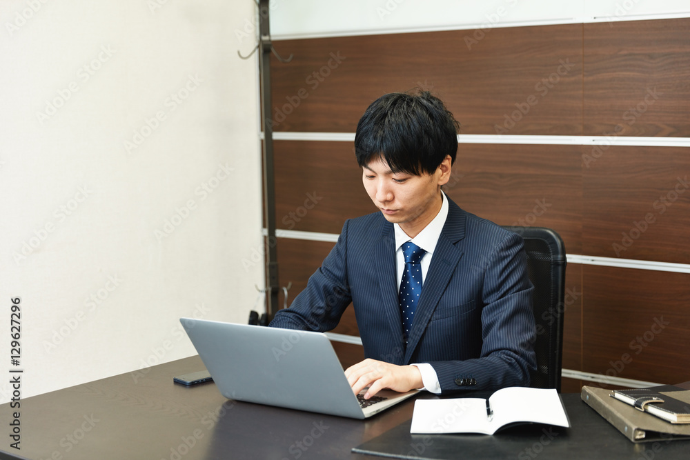 仕事中のビジネスマン