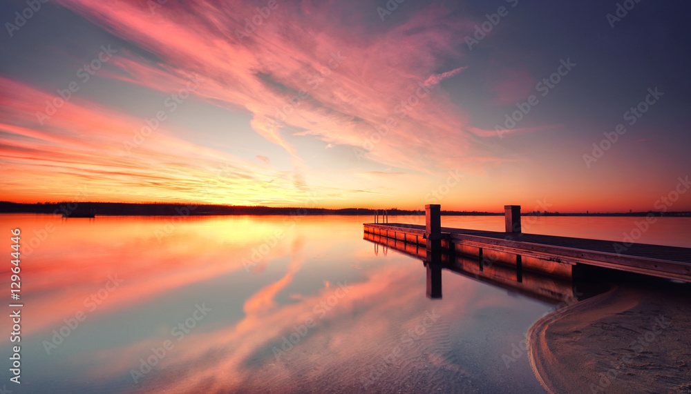Obraz premium Stille am See, Winterabend mit Sonnenuntergang