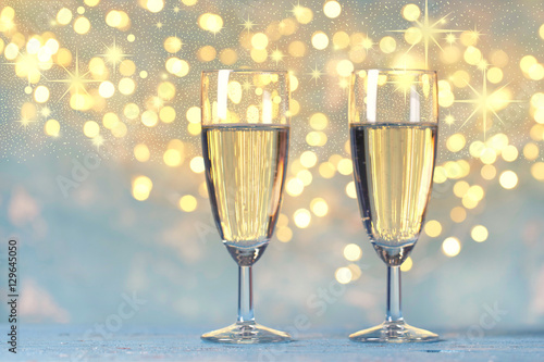 Photography 2 Gläser mit Sekt / Champagner vor festlichen Hintergrund