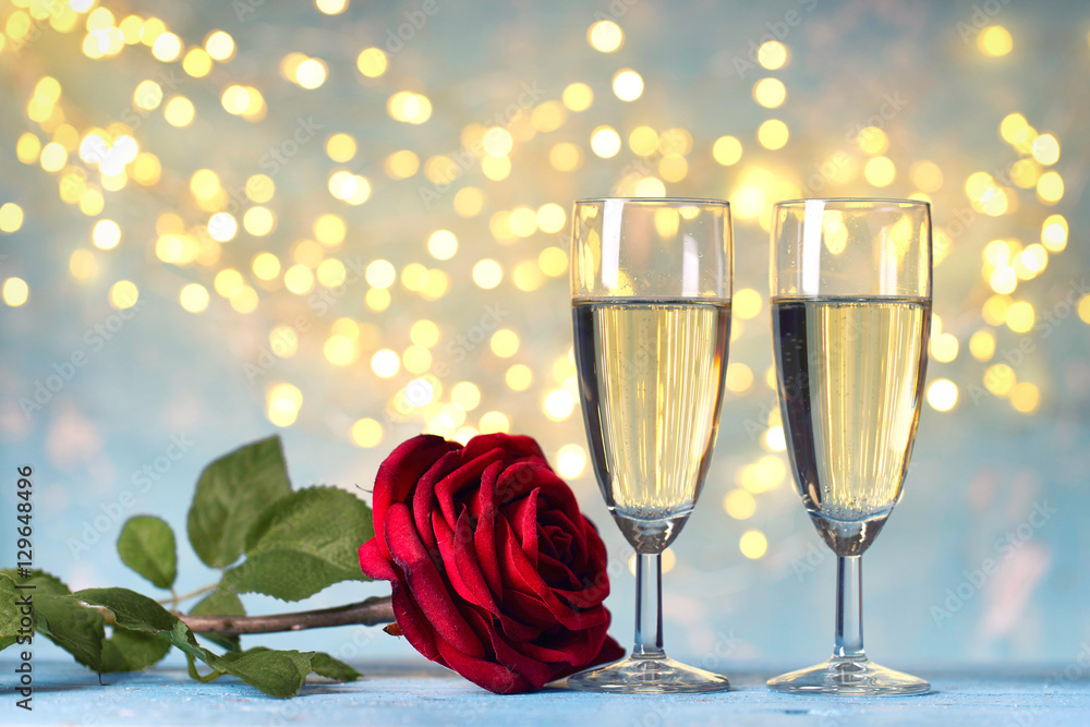 Poster 2 Gläser mit Sekt / Champagner mit roter Rose – Wandbild