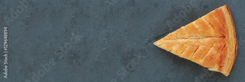 Fotografie Part de galette des rois sur ardoise
