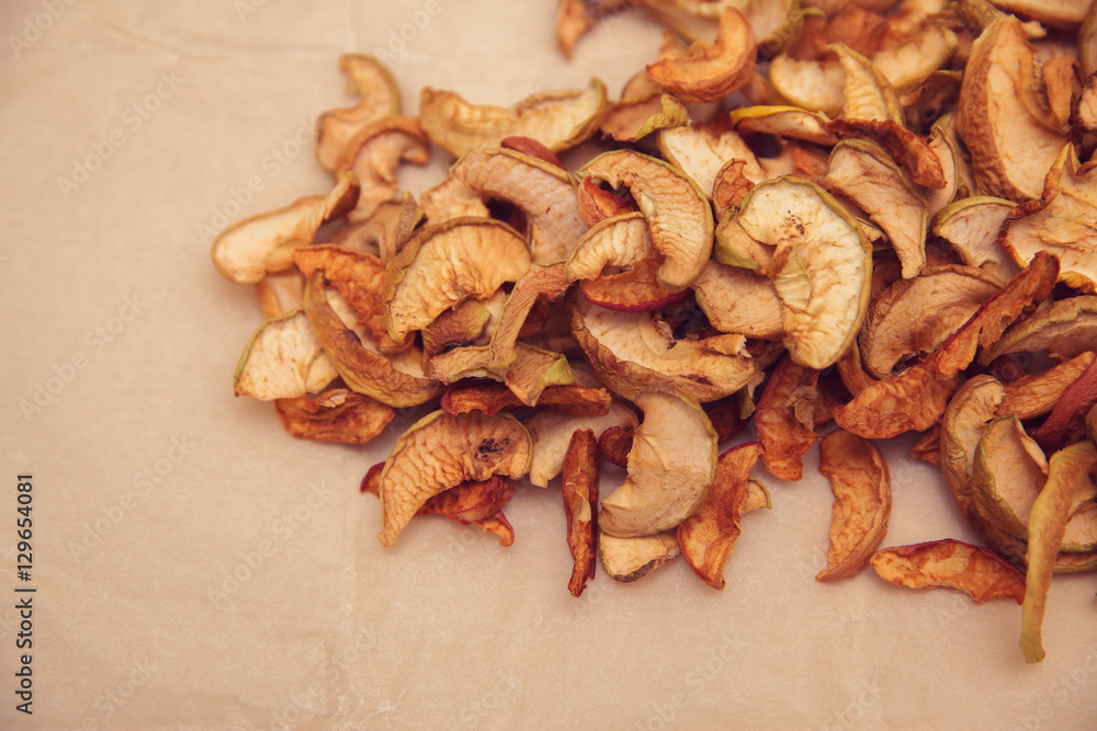 Fototapeta premium сухофрукты на пергаментной бумаге