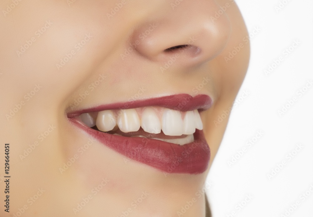 Naklejka premium Labios y dientes de mujer