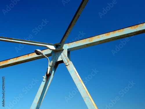 橋の鉄骨と青空
