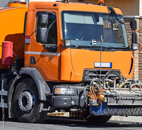 Street cleaner vehicle