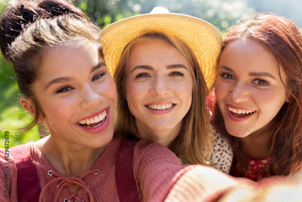 Obraz premium happy women or friends taking selfie at summer