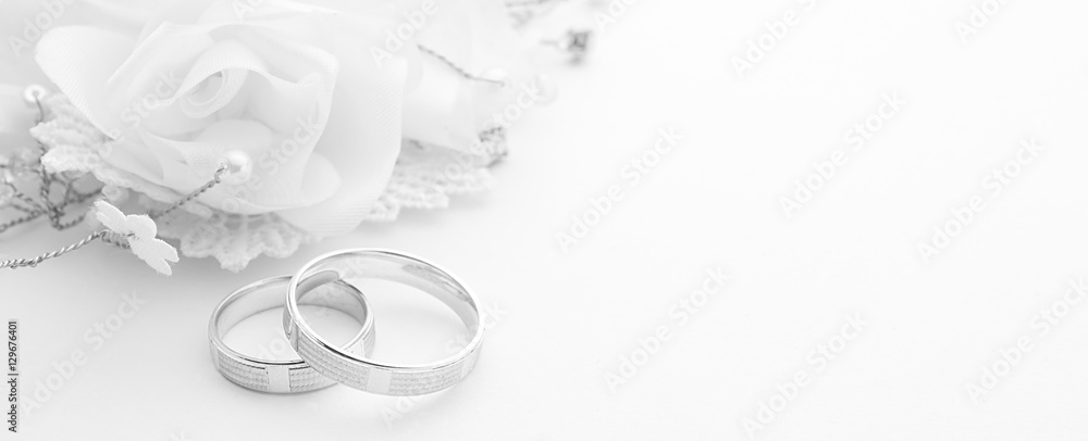 Thiệp cưới nhẫn trên nền trắng là vật dụng không thể thiếu trong ngày trọng đại của bạn. Hãy xem những thiệp cưới độc đáo và tuyệt vời cho ngày cưới của bạn.