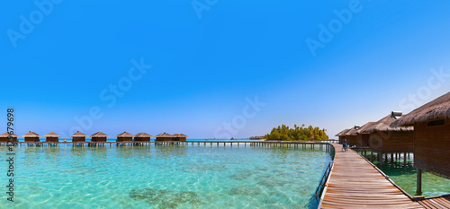 Bungalows on tropical Maldives island © Nikolai Sorokin