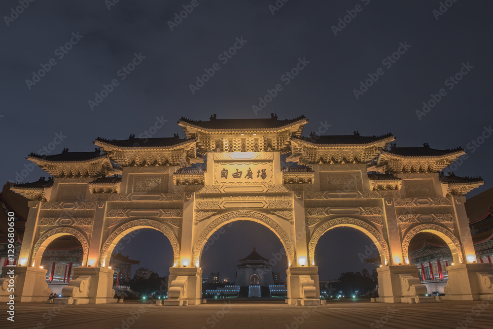 Naklejka premium Front gate of National Taiwan Democracy Memorial Hall ( Chiang Kai-shek Memorial Hall ) at night, Taipei, Taiwan