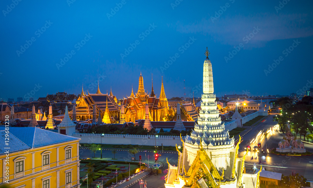 Obraz premium Wat Phra Kaew, temple of the emerald Buddha and Grand Palace at twilight in Bangkok, Thailand