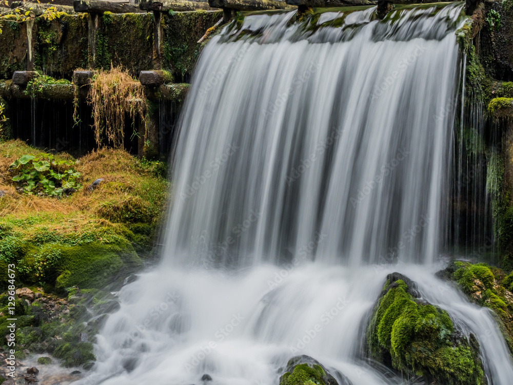 Obraz premium Bach mit fliessendem, klarem Wasser