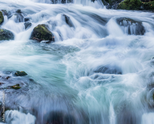 Bach mit fliessendem  klarem Wasser