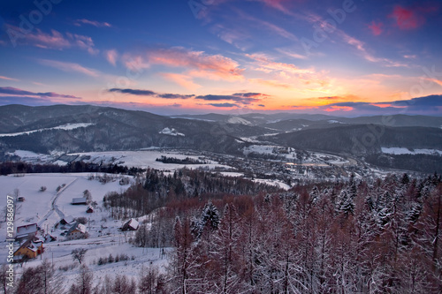  Zachód słońca zimą w górach w mieście górskim Muszyna