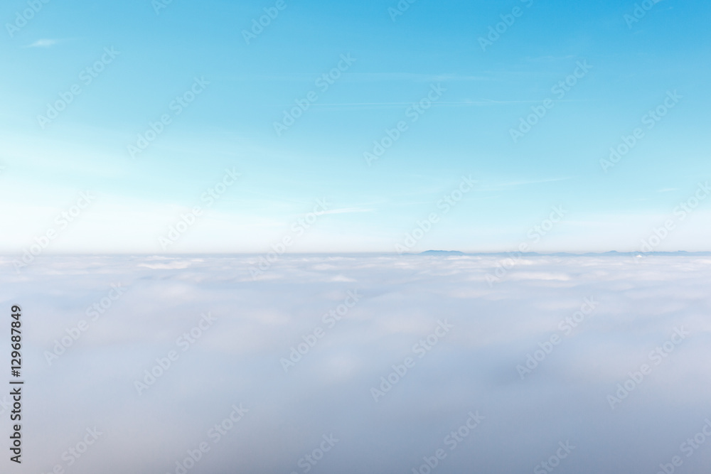 Obraz premium Fog Limit and Blue Sky