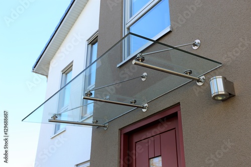 Haustür-Vordach aus Glas
(Glass canopy front door)