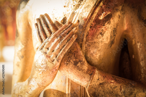 Fotografia Close up hand of statue Buddha.buddhism concept