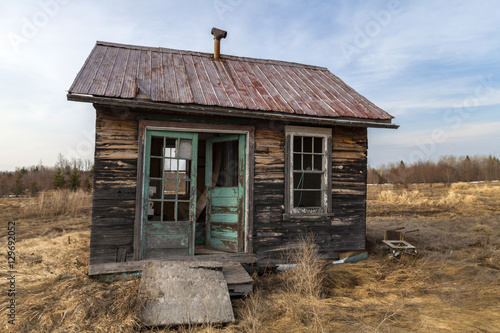 Fotografia neglected cabin in a farmer field