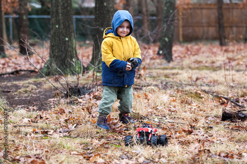 Bilde på lerret A child play with the radio control car outdoor