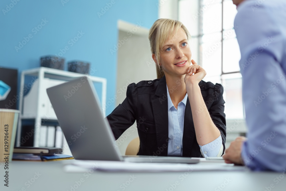 zwei frauen in einem gespräch im büro zwei frauen in einem gespräch im büro