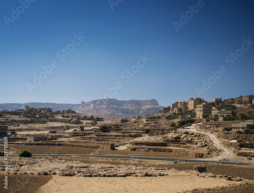 Tableau sur toile thila village landscape view in rural yemen near sanaa