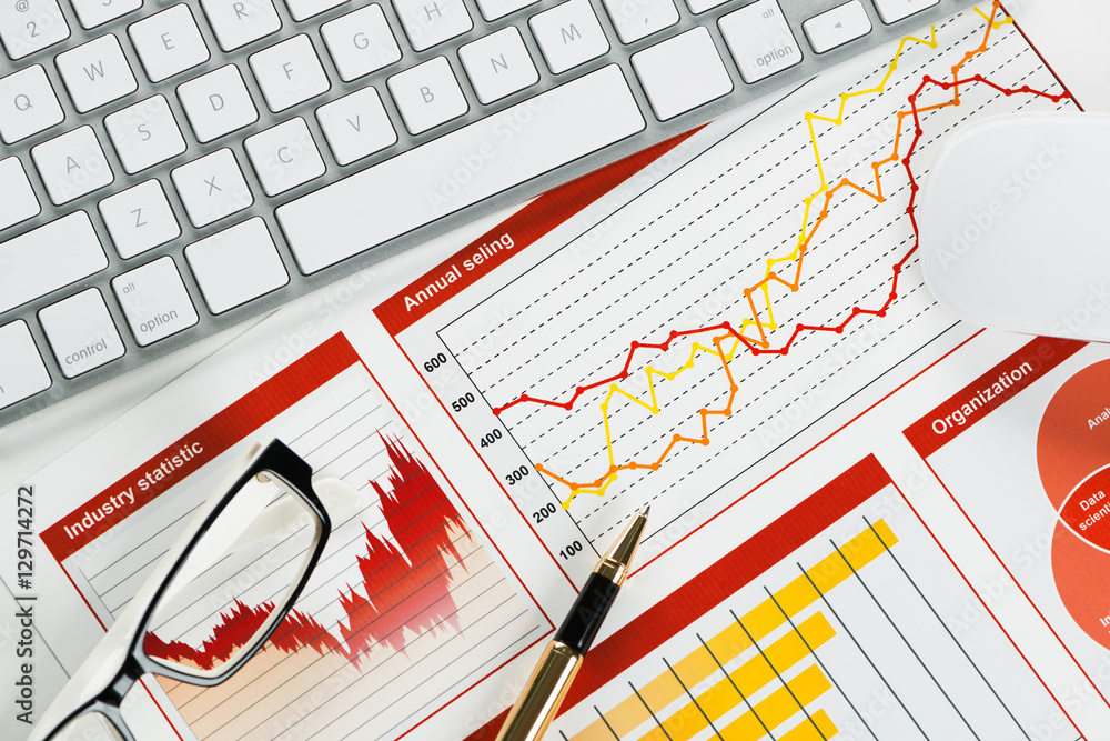 Obraz premium Preparing average sales report