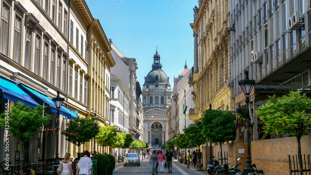 Budapester Fassaden mit Blick auf den Stephansdom in Budapest