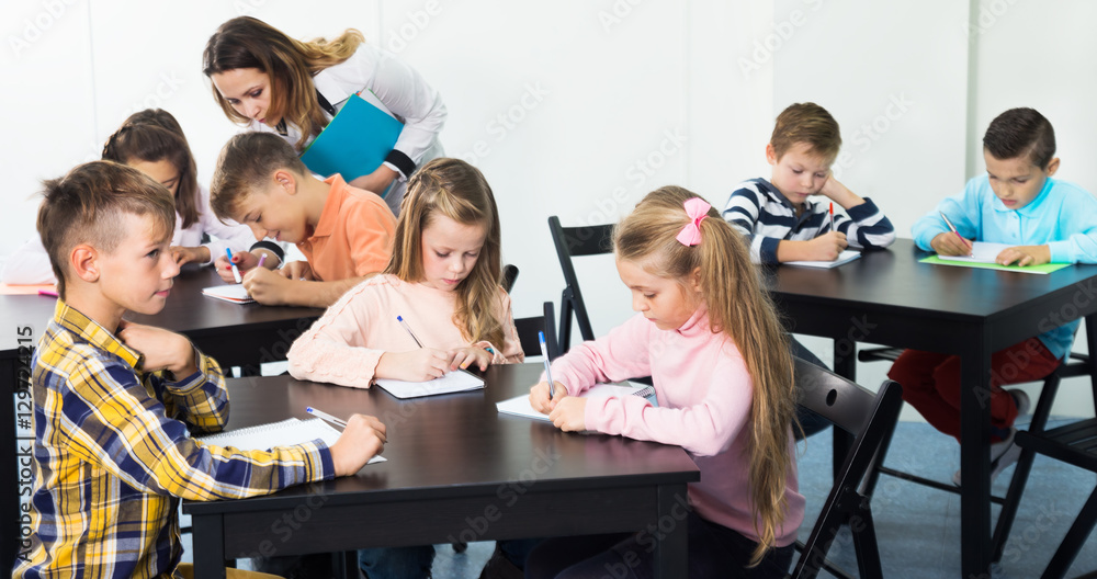 Obraz premium Little children with teacher in classroom