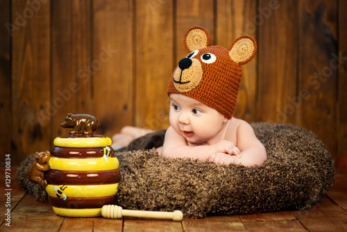 Obraz na płótnie Newborn baby in a knitted cap bears.