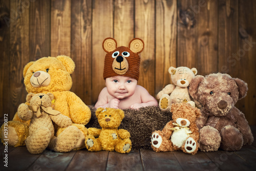 Canvas Print Newborn baby in a knitted cap bears.