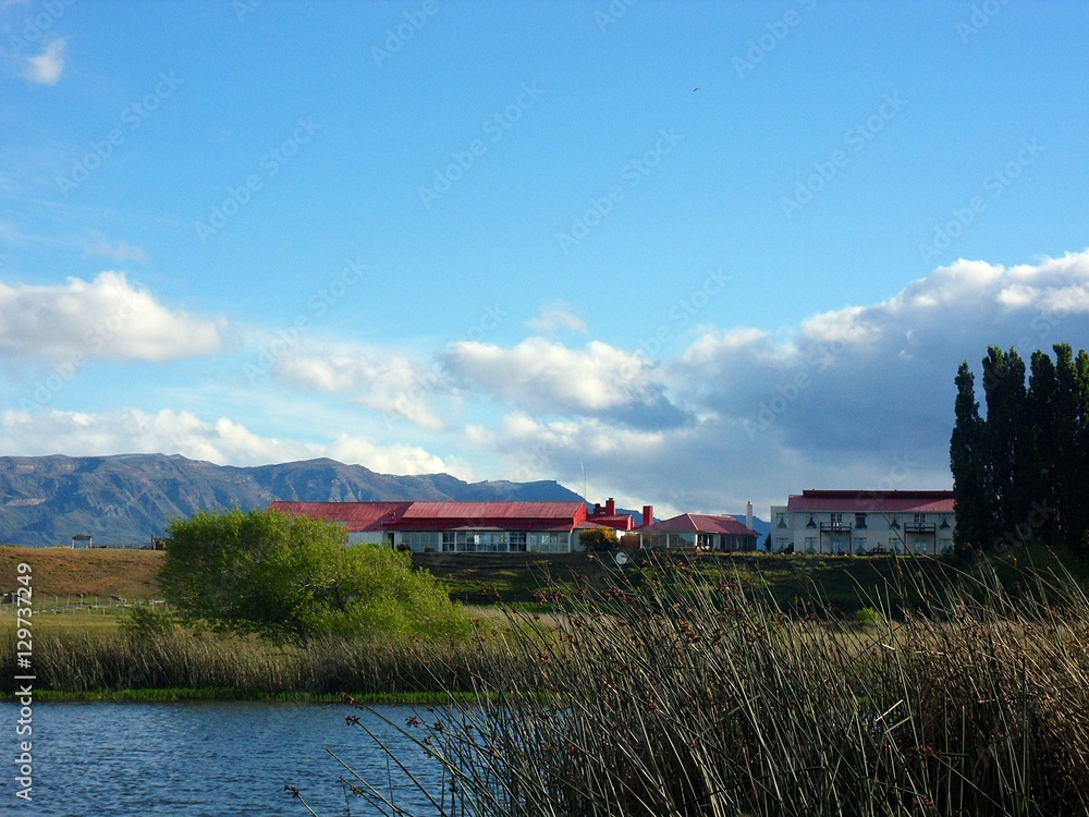 Vista de estancia y lago en Calafate, Argentina Vista de estancia y lago en Calafate, Argentina
