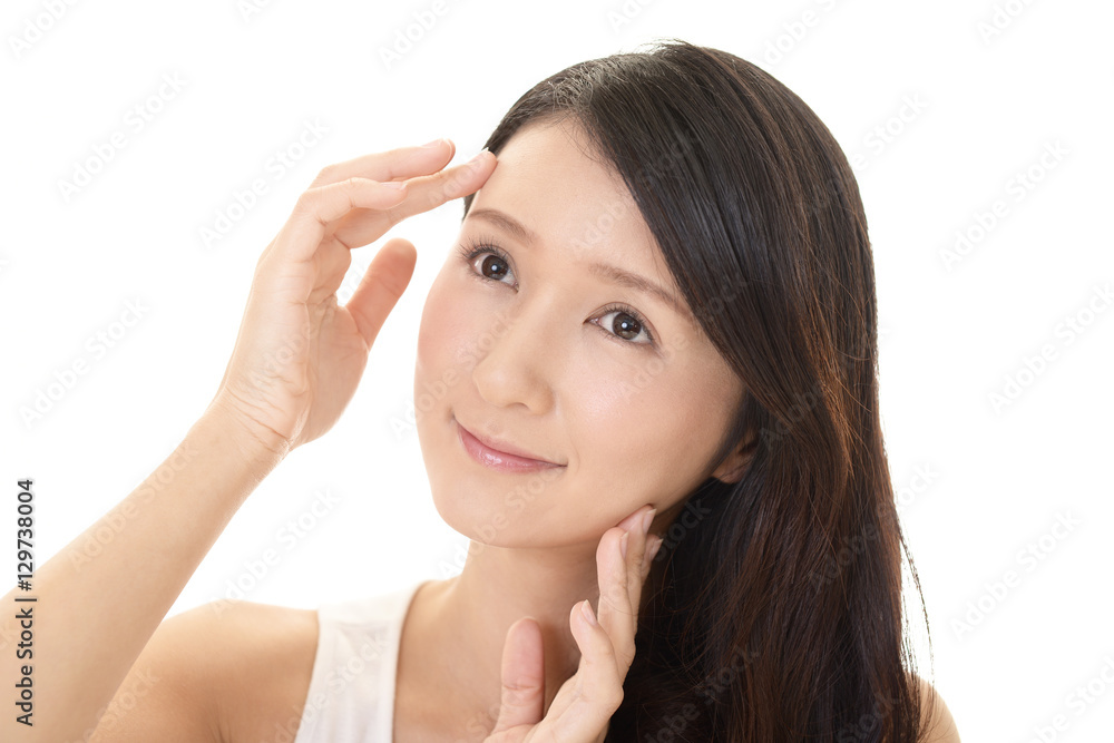 スキンケアをする女性 スキンケアをする女性