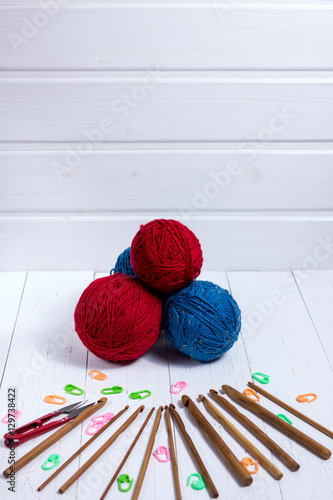 Set of bamboo crochet hooks, color sticker and red scissors