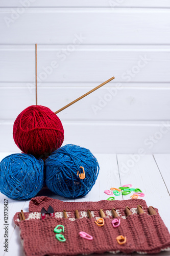 Set of bamboo crochet hooks, color sticker and red scissors