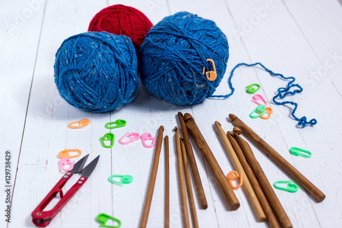 Set of bamboo crochet hooks, color sticker and red scissors
