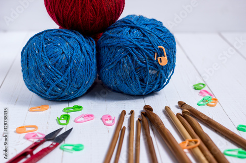 Set of bamboo crochet hooks, color sticker and red scissors